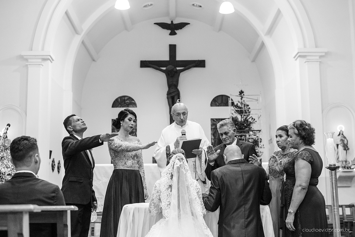 Lindo casamento com noivo e noiva vestido ensaio externo em Pedra Azul por fotógrafos de casamento de Vila Velha fotógrafos de casamento de Vitória fotógrafos de casamento de Serra Espirito Santo ES