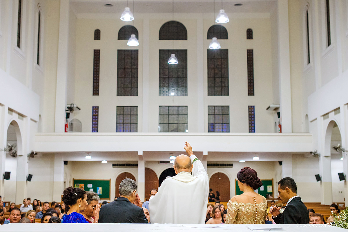Lindo casamento com noivo e noiva vestido ensaio externo em Pedra Azul por fotógrafos de casamento de Vila Velha fotógrafos de casamento de Vitória fotógrafos de casamento de Serra Espirito Santo ES