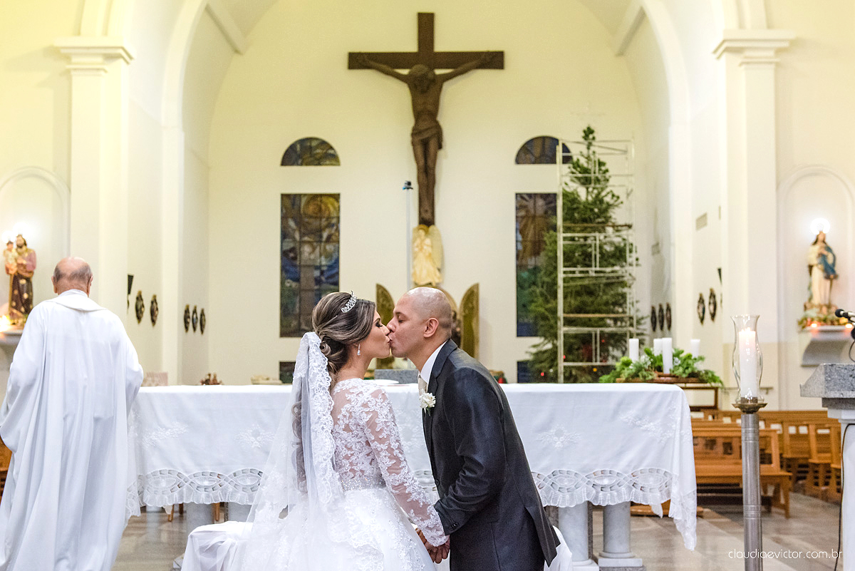 Lindo casamento com noivo e noiva vestido ensaio externo em Pedra Azul por fotógrafos de casamento de Vila Velha fotógrafos de casamento de Vitória fotógrafos de casamento de Serra Espirito Santo ES