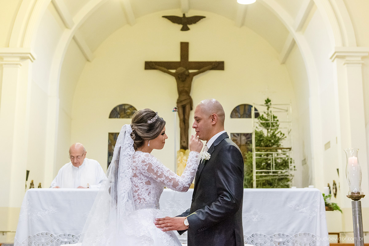 Lindo casamento com noivo e noiva vestido ensaio externo em Pedra Azul por fotógrafos de casamento de Vila Velha fotógrafos de casamento de Vitória fotógrafos de casamento de Serra Espirito Santo ES