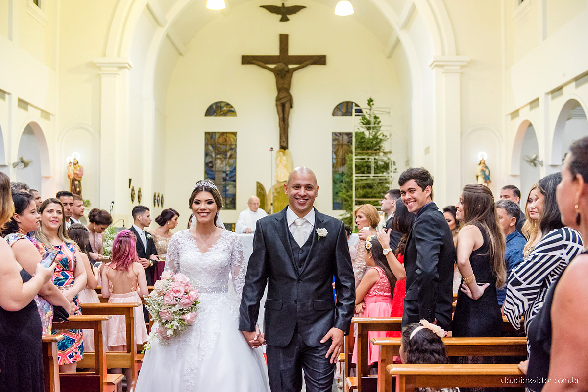 Lindo casamento com noivo e noiva vestido ensaio externo em Pedra Azul por fotógrafos de casamento de Vila Velha fotógrafos de casamento de Vitória fotógrafos de casamento de Serra Espirito Santo ES