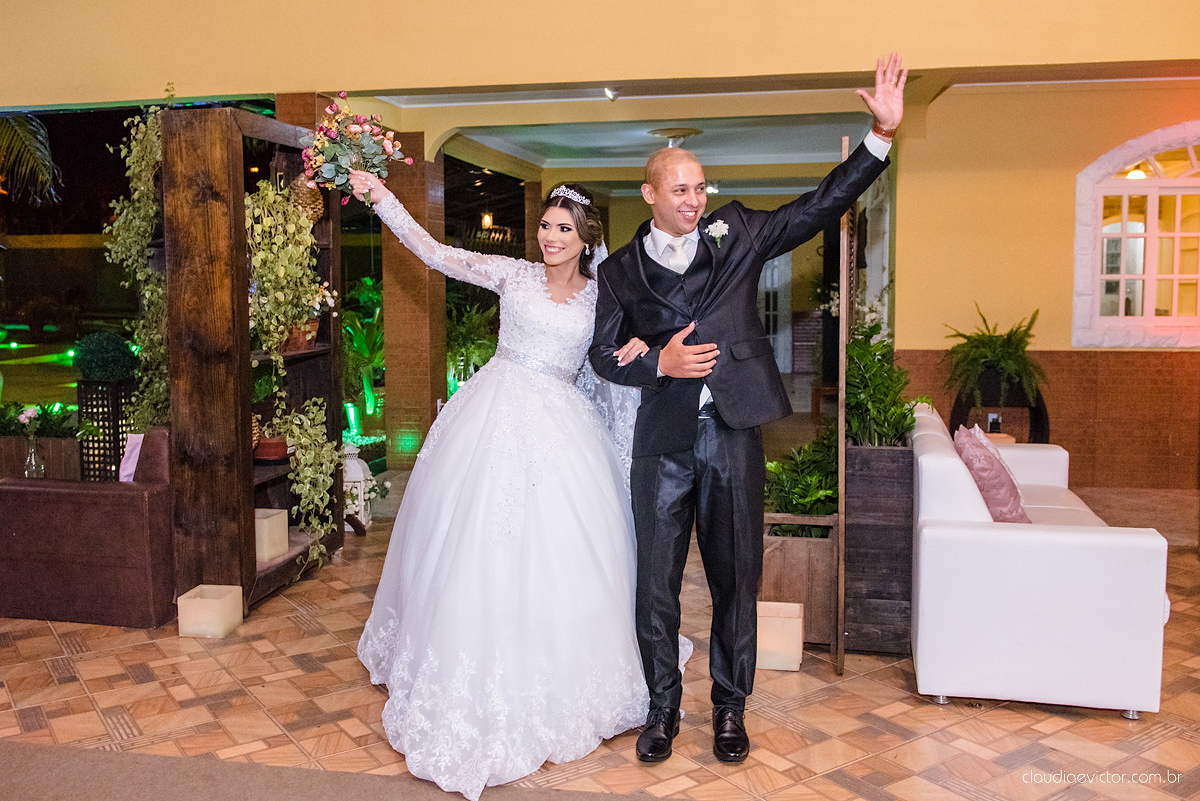 Lindo casamento com noivo e noiva vestido ensaio externo em Pedra Azul por fotógrafos de casamento de Vila Velha fotógrafos de casamento de Vitória fotógrafos de casamento de Serra Espirito Santo ES