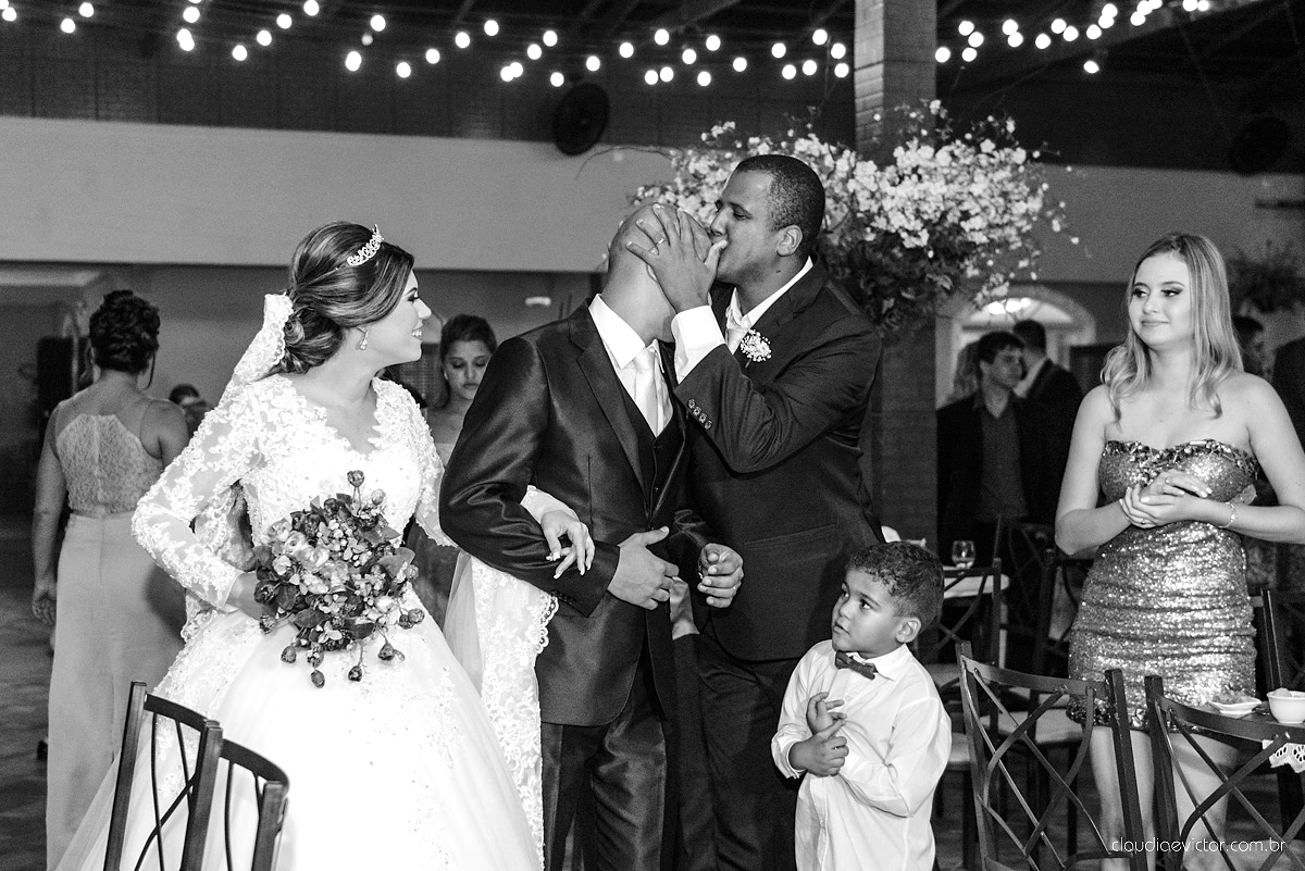 Lindo casamento com noivo e noiva vestido ensaio externo em Pedra Azul por fotógrafos de casamento de Vila Velha fotógrafos de casamento de Vitória fotógrafos de casamento de Serra Espirito Santo ES