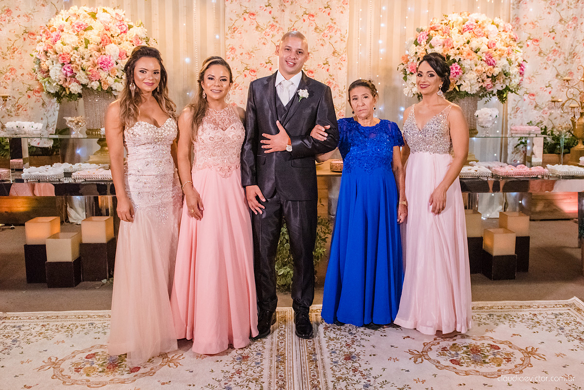 Lindo casamento com noivo e noiva vestido ensaio externo em Pedra Azul por fotógrafos de casamento de Vila Velha fotógrafos de casamento de Vitória fotógrafos de casamento de Serra Espirito Santo ES