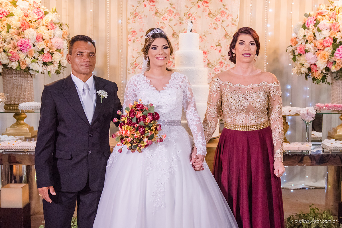 Lindo casamento com noivo e noiva vestido ensaio externo em Pedra Azul por fotógrafos de casamento de Vila Velha fotógrafos de casamento de Vitória fotógrafos de casamento de Serra Espirito Santo ES