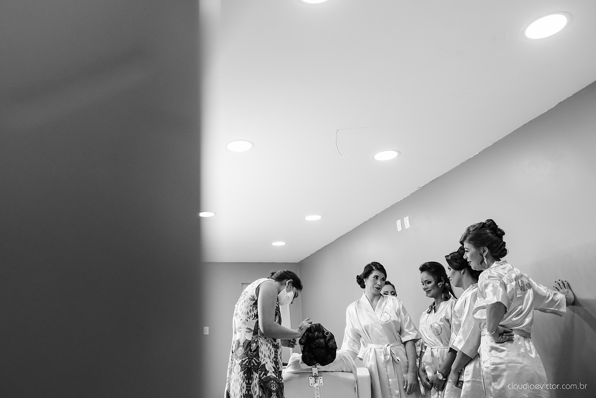 Lindo casamento com noivo e noiva vestido ensaio externo em Pedra Azul por fotógrafos de casamento de Vila Velha fotógrafos de casamento de Vitória fotógrafos de casamento de Serra Espirito Santo ES