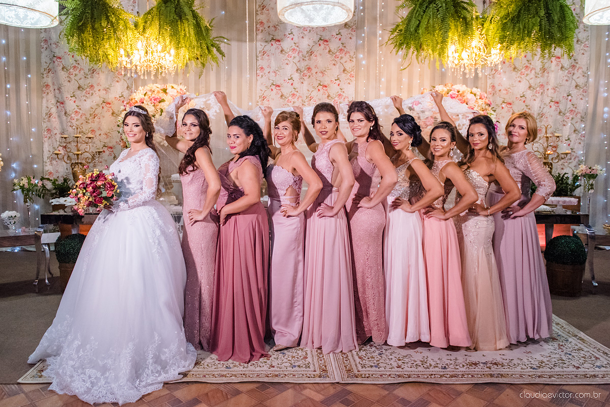 Lindo casamento com noivo e noiva vestido ensaio externo em Pedra Azul por fotógrafos de casamento de Vila Velha fotógrafos de casamento de Vitória fotógrafos de casamento de Serra Espirito Santo ES