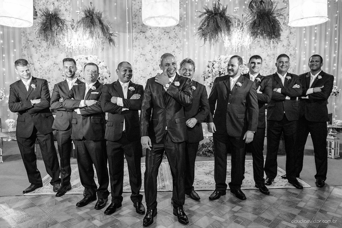 Lindo casamento com noivo e noiva vestido ensaio externo em Pedra Azul por fotógrafos de casamento de Vila Velha fotógrafos de casamento de Vitória fotógrafos de casamento de Serra Espirito Santo ES