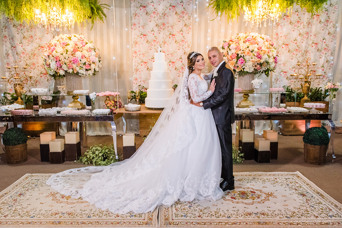 Lindo casamento com noivo e noiva vestido ensaio externo em Pedra Azul por fotógrafos de casamento de Vila Velha fotógrafos de casamento de Vitória fotógrafos de casamento de Serra Espirito Santo ES