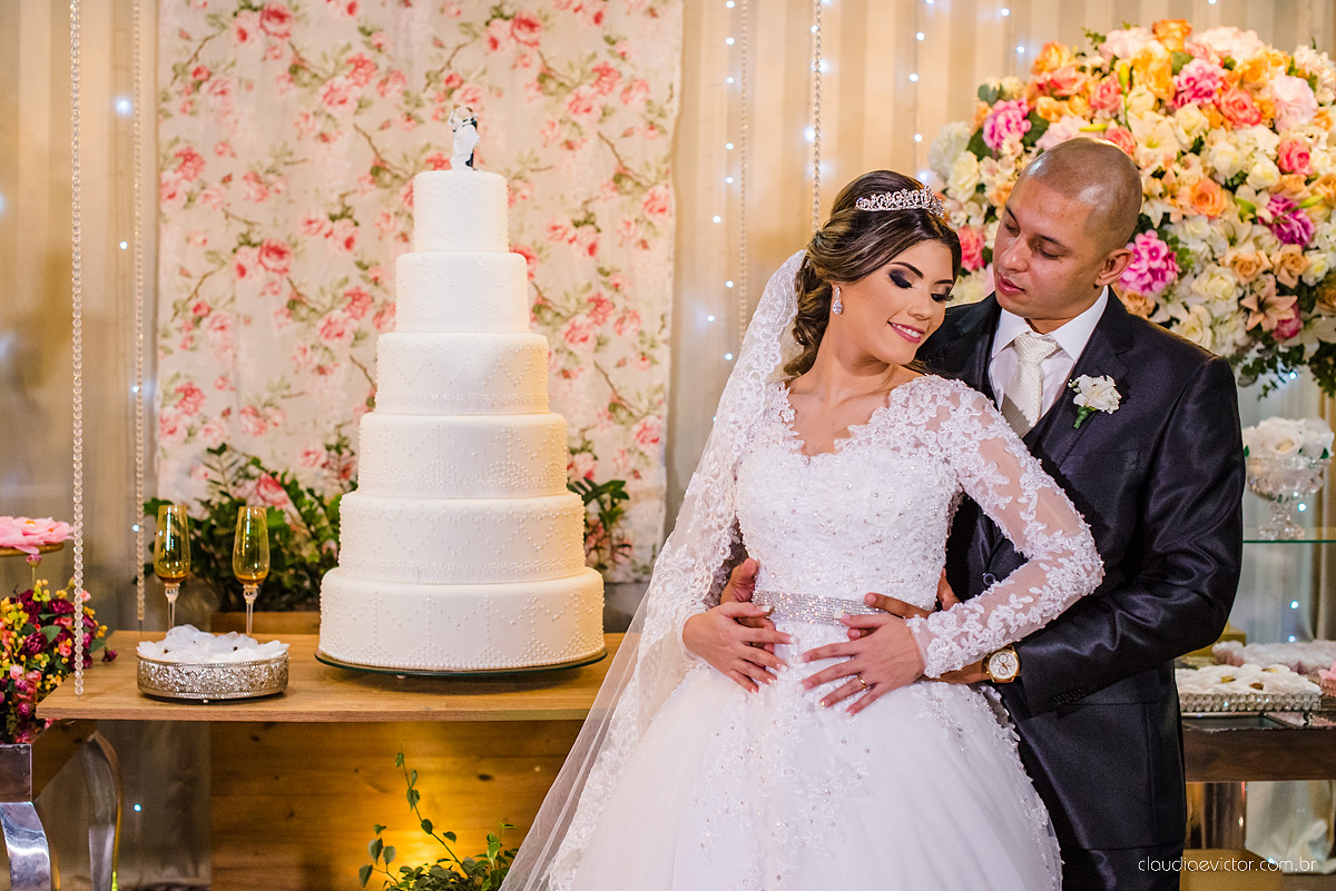 Lindo casamento com noivo e noiva vestido ensaio externo em Pedra Azul por fotógrafos de casamento de Vila Velha fotógrafos de casamento de Vitória fotógrafos de casamento de Serra Espirito Santo ES