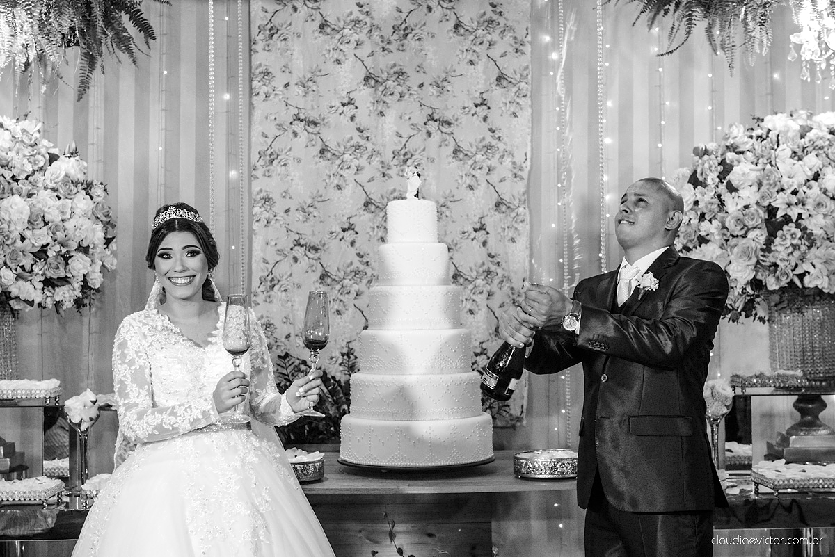 Lindo casamento com noivo e noiva vestido ensaio externo em Pedra Azul por fotógrafos de casamento de Vila Velha fotógrafos de casamento de Vitória fotógrafos de casamento de Serra Espirito Santo ES