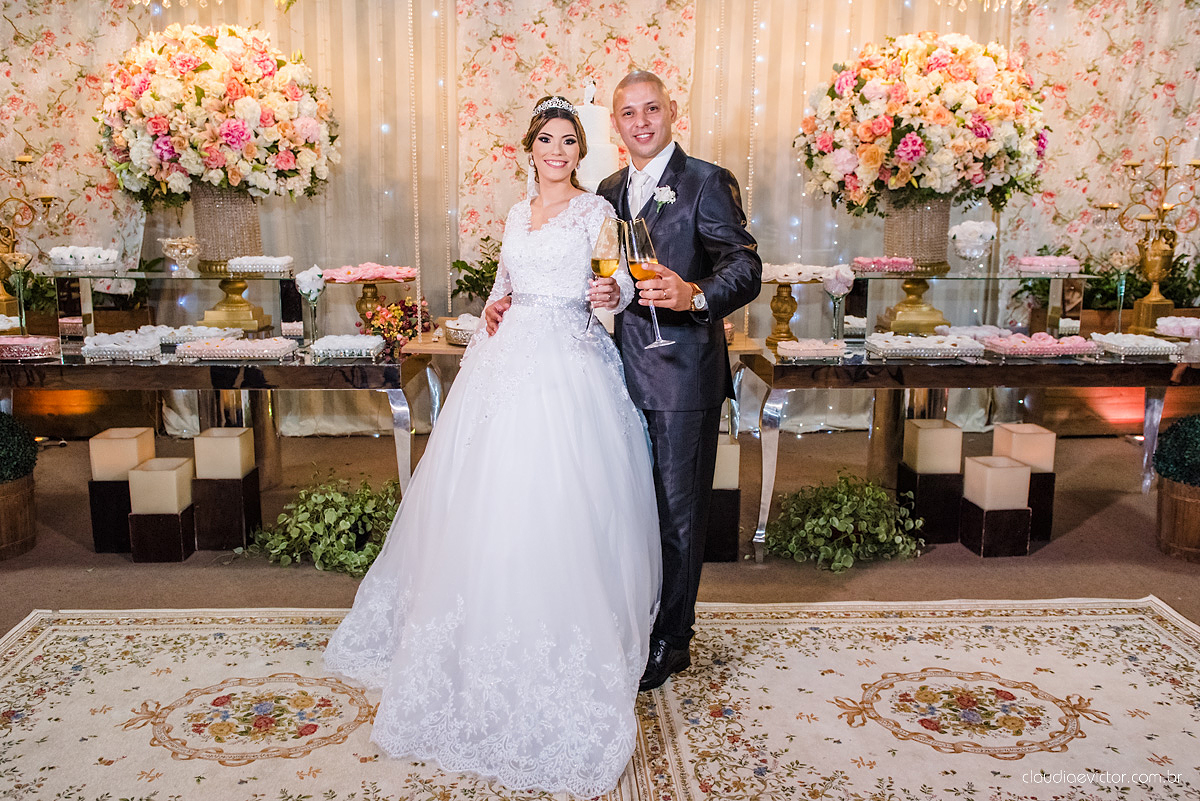 Lindo casamento com noivo e noiva vestido ensaio externo em Pedra Azul por fotógrafos de casamento de Vila Velha fotógrafos de casamento de Vitória fotógrafos de casamento de Serra Espirito Santo ES