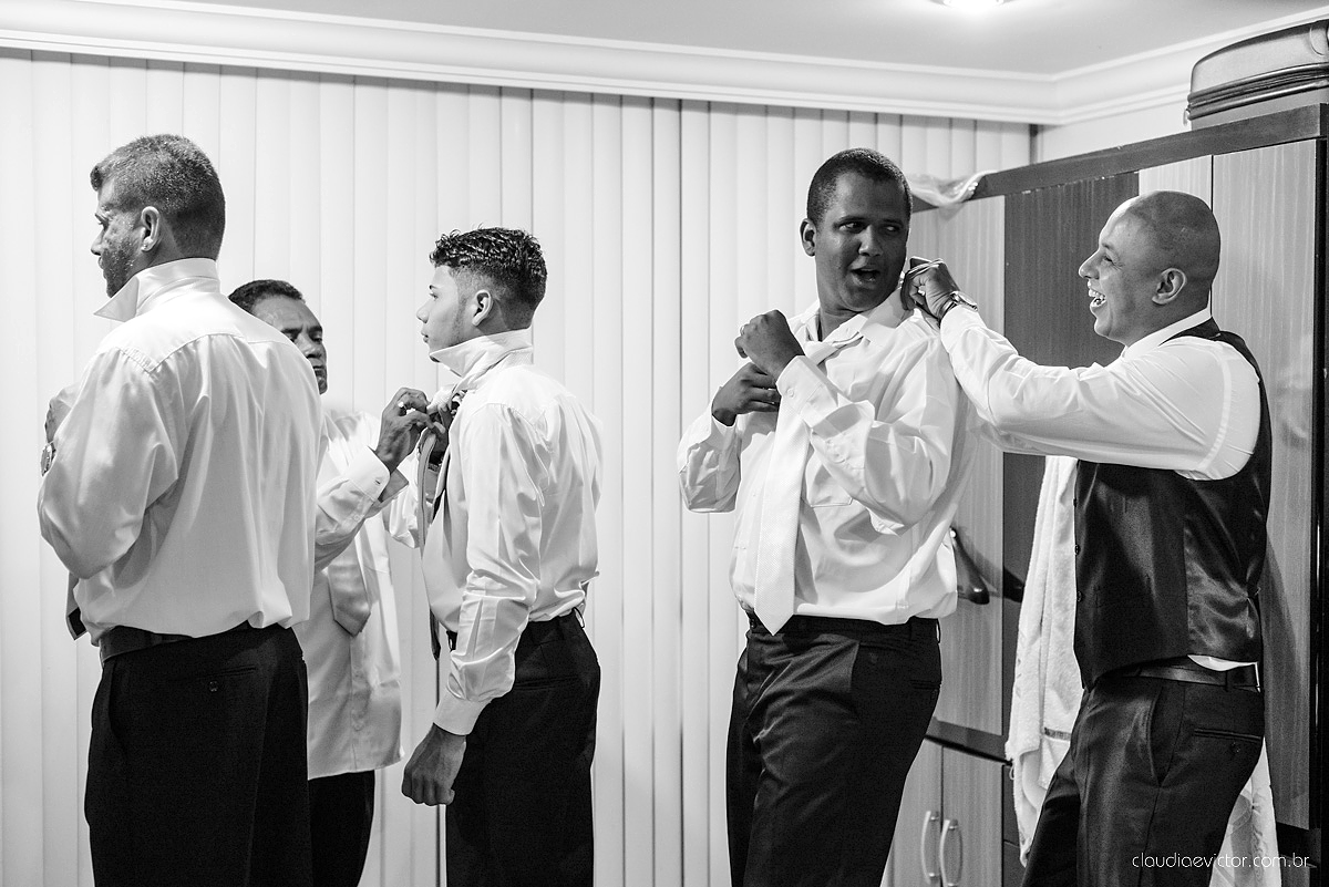 Lindo casamento com noivo e noiva vestido ensaio externo em Pedra Azul por fotógrafos de casamento de Vila Velha fotógrafos de casamento de Vitória fotógrafos de casamento de Serra Espirito Santo ES