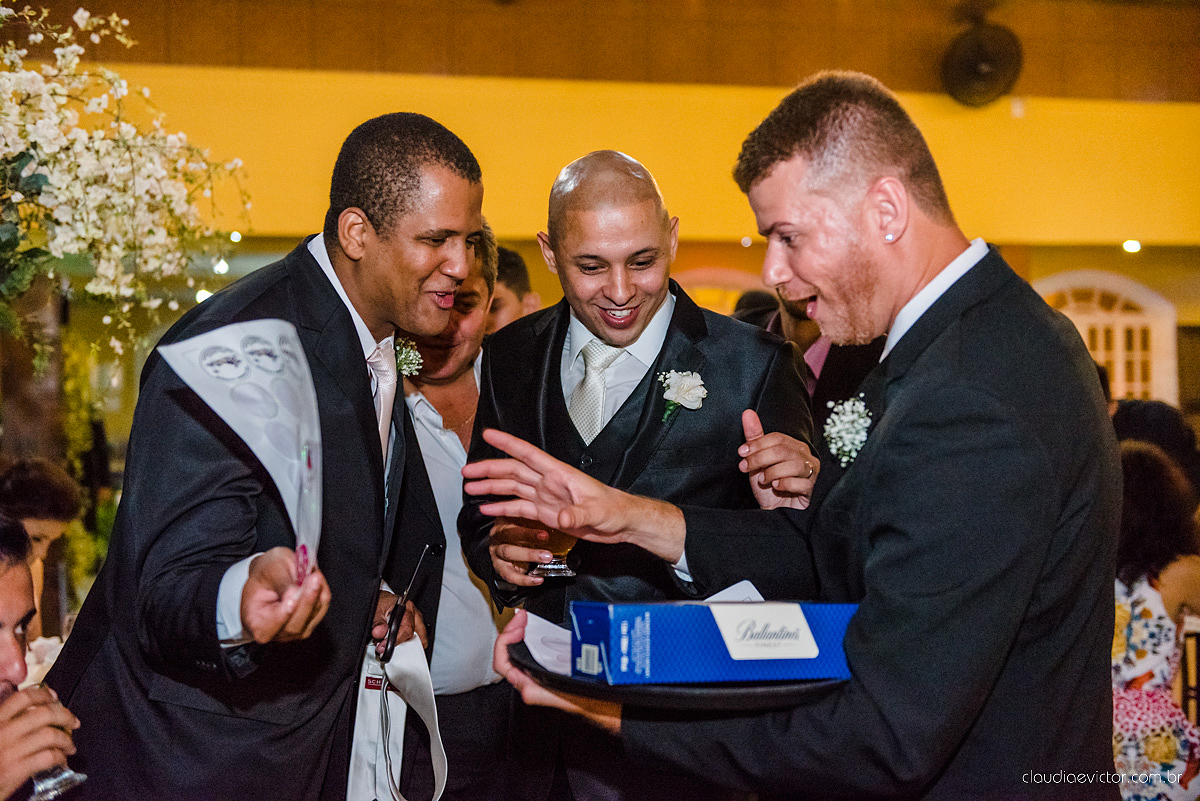 Lindo casamento com noivo e noiva vestido ensaio externo em Pedra Azul por fotógrafos de casamento de Vila Velha fotógrafos de casamento de Vitória fotógrafos de casamento de Serra Espirito Santo ES