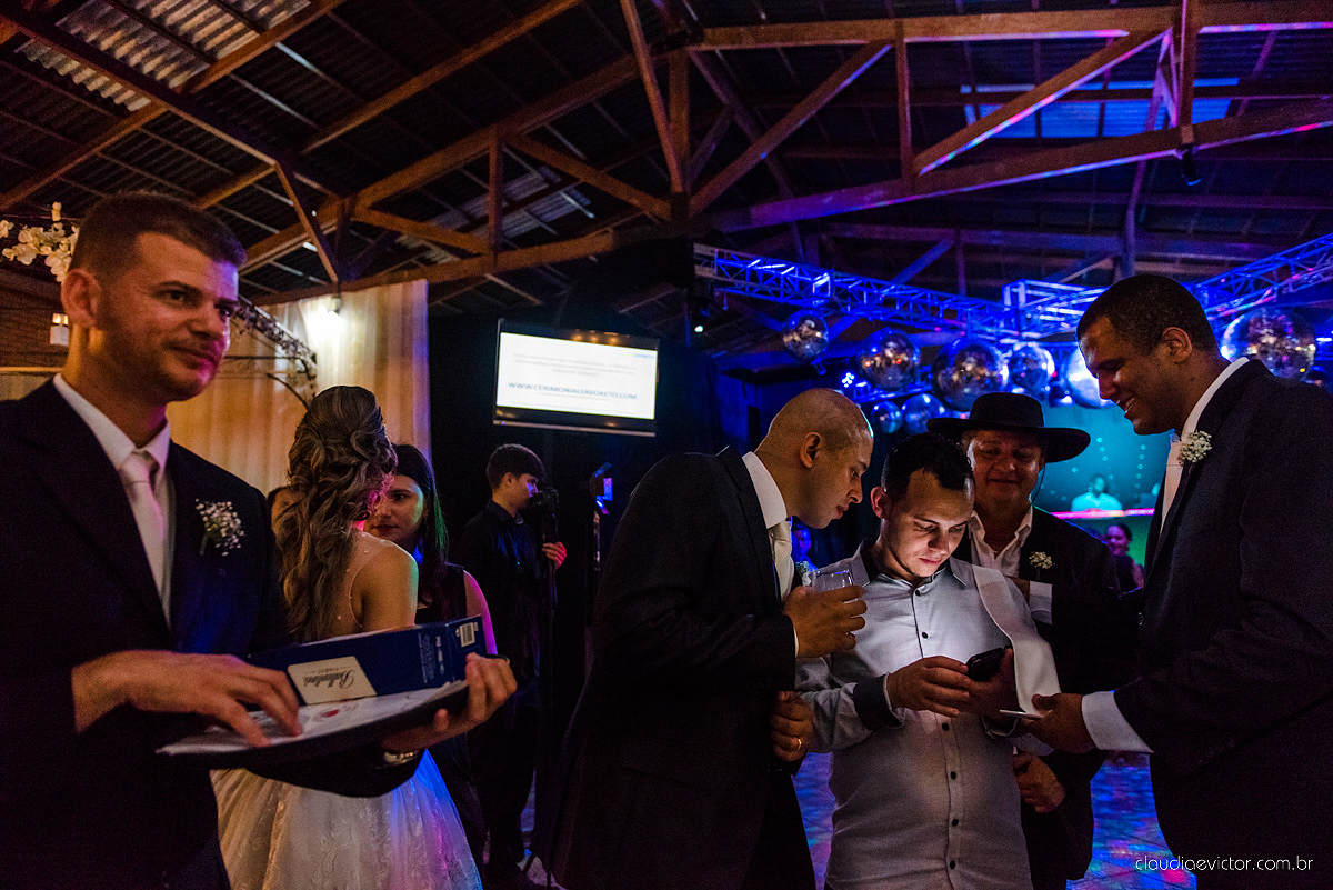 Lindo casamento com noivo e noiva vestido ensaio externo em Pedra Azul por fotógrafos de casamento de Vila Velha fotógrafos de casamento de Vitória fotógrafos de casamento de Serra Espirito Santo ES