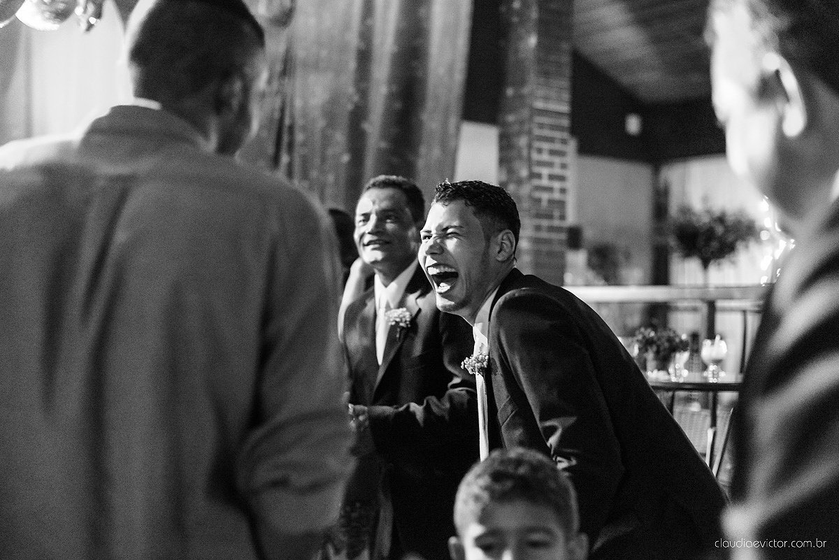 Lindo casamento com noivo e noiva vestido ensaio externo em Pedra Azul por fotógrafos de casamento de Vila Velha fotógrafos de casamento de Vitória fotógrafos de casamento de Serra Espirito Santo ES