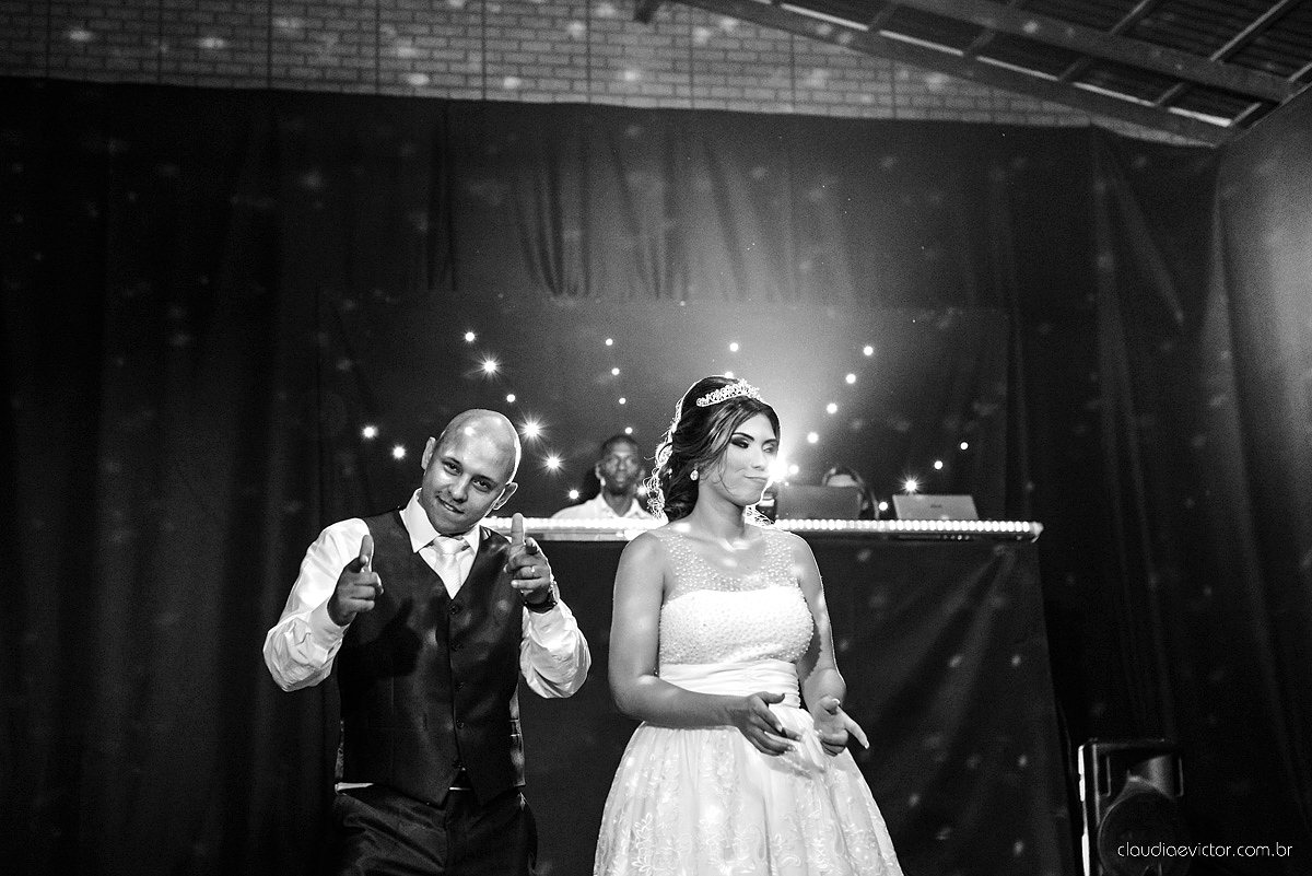 Lindo casamento com noivo e noiva vestido ensaio externo em Pedra Azul por fotógrafos de casamento de Vila Velha fotógrafos de casamento de Vitória fotógrafos de casamento de Serra Espirito Santo ES