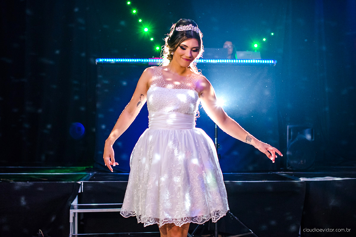 Lindo casamento com noivo e noiva vestido ensaio externo em Pedra Azul por fotógrafos de casamento de Vila Velha fotógrafos de casamento de Vitória fotógrafos de casamento de Serra Espirito Santo ES
