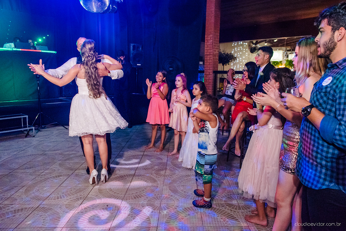 Lindo casamento com noivo e noiva vestido ensaio externo em Pedra Azul por fotógrafos de casamento de Vila Velha fotógrafos de casamento de Vitória fotógrafos de casamento de Serra Espirito Santo ES