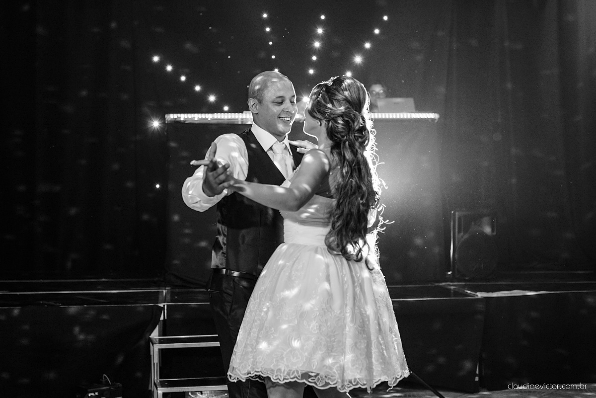 Lindo casamento com noivo e noiva vestido ensaio externo em Pedra Azul por fotógrafos de casamento de Vila Velha fotógrafos de casamento de Vitória fotógrafos de casamento de Serra Espirito Santo ES