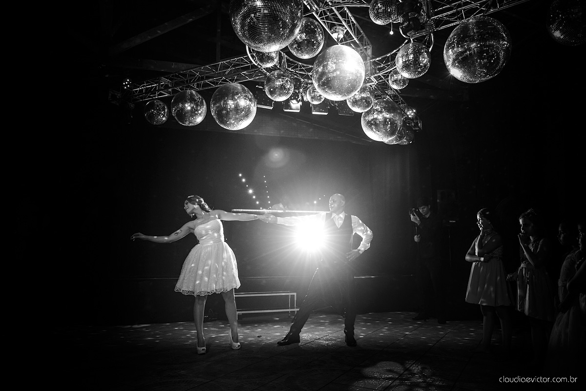 Lindo casamento com noivo e noiva vestido ensaio externo em Pedra Azul por fotógrafos de casamento de Vila Velha fotógrafos de casamento de Vitória fotógrafos de casamento de Serra Espirito Santo ES