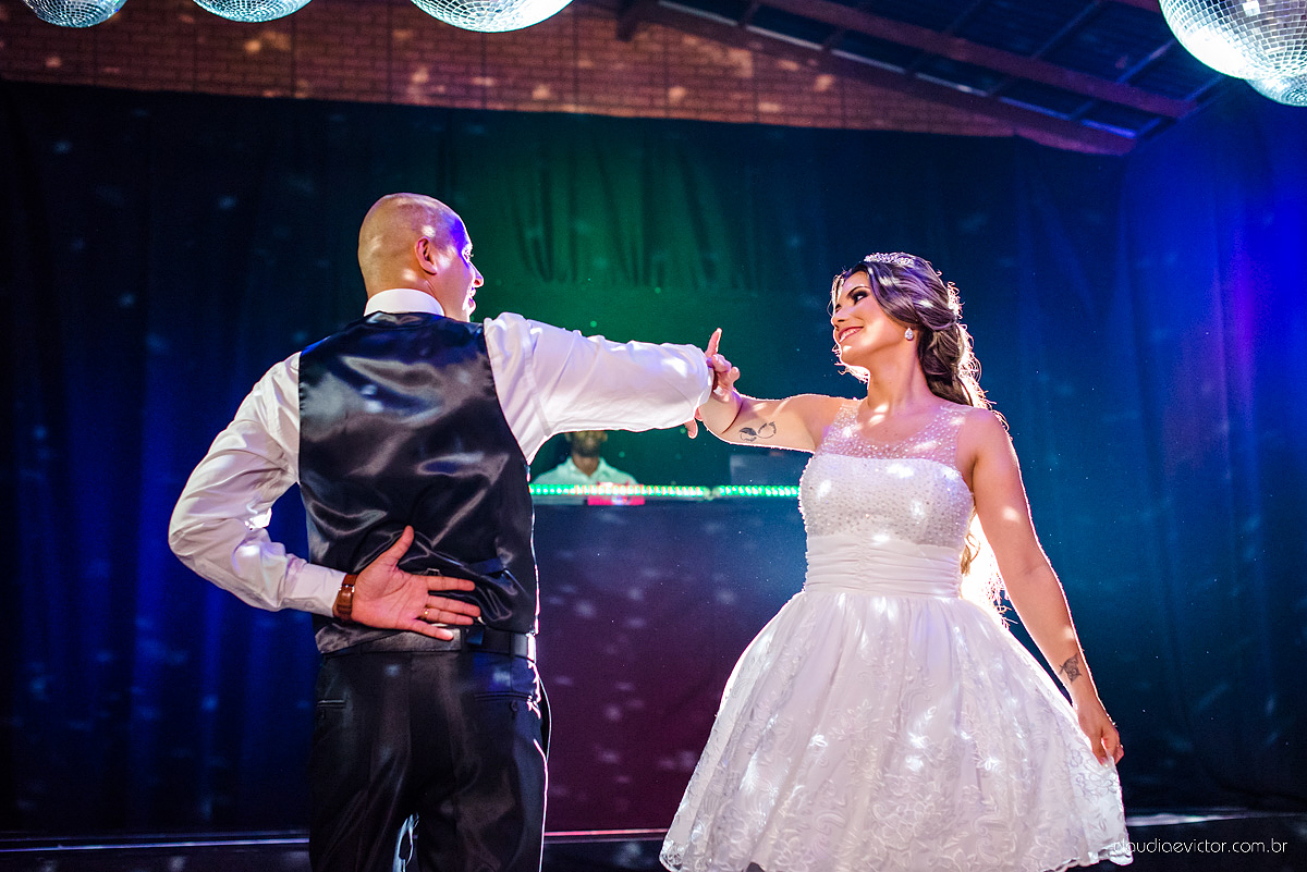 Lindo casamento com noivo e noiva vestido ensaio externo em Pedra Azul por fotógrafos de casamento de Vila Velha fotógrafos de casamento de Vitória fotógrafos de casamento de Serra Espirito Santo ES