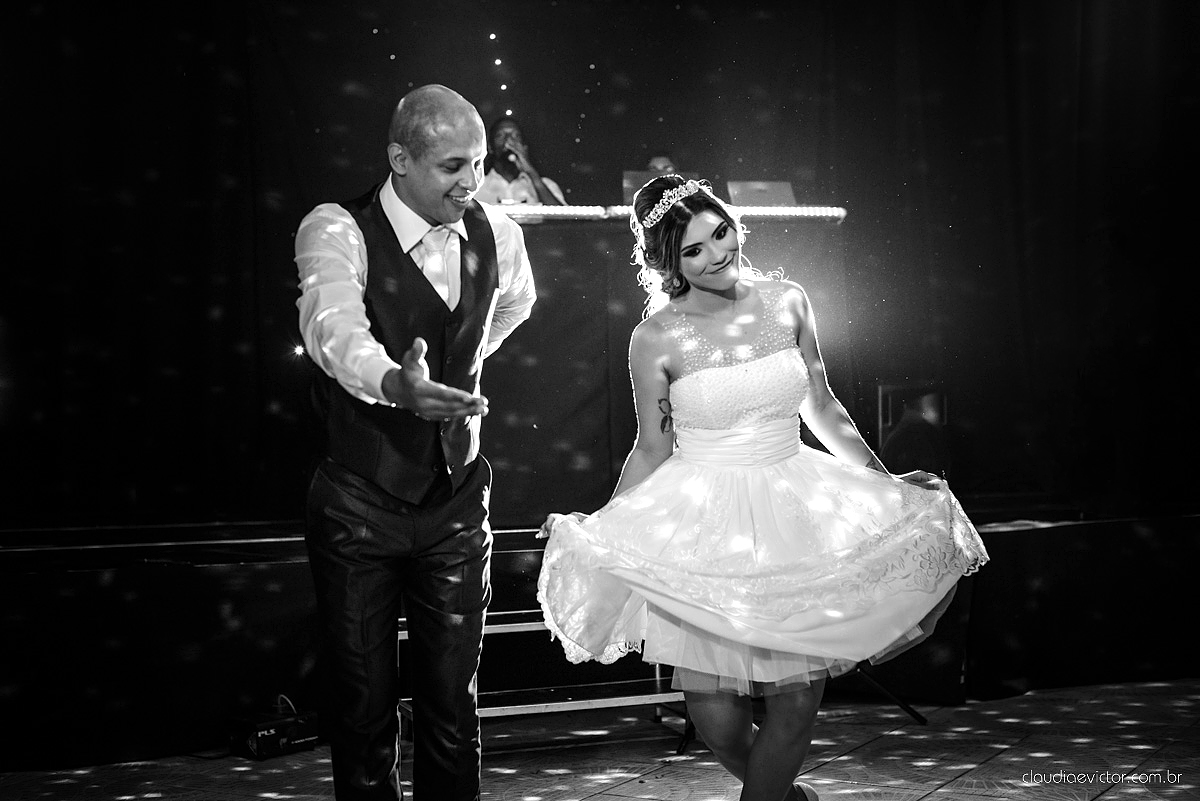 Lindo casamento com noivo e noiva vestido ensaio externo em Pedra Azul por fotógrafos de casamento de Vila Velha fotógrafos de casamento de Vitória fotógrafos de casamento de Serra Espirito Santo ES