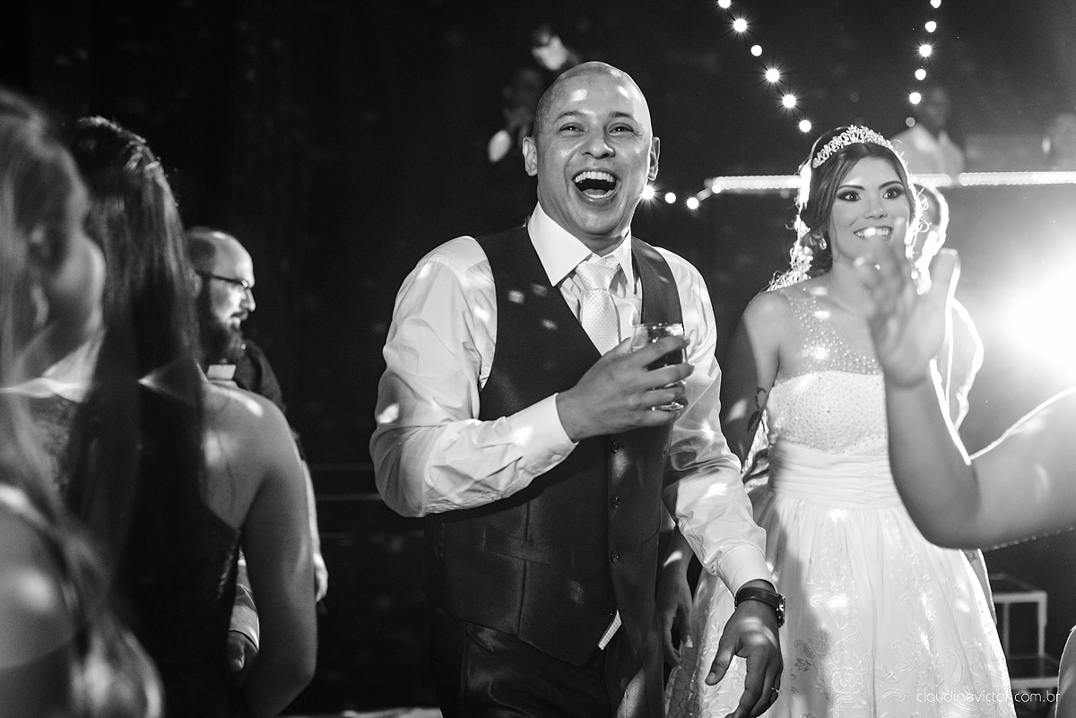 Lindo casamento com noivo e noiva vestido ensaio externo em Pedra Azul por fotógrafos de casamento de Vila Velha fotógrafos de casamento de Vitória fotógrafos de casamento de Serra Espirito Santo ES