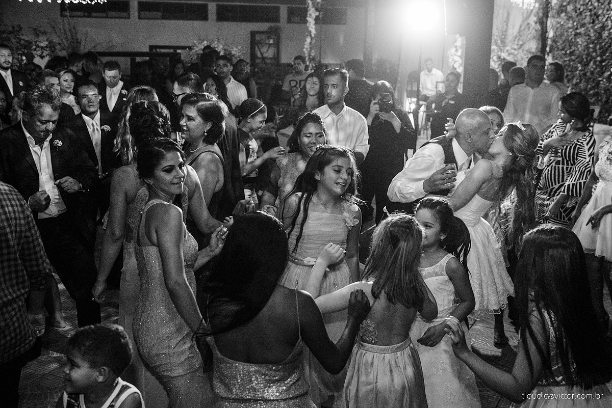 Lindo casamento com noivo e noiva vestido ensaio externo em Pedra Azul por fotógrafos de casamento de Vila Velha fotógrafos de casamento de Vitória fotógrafos de casamento de Serra Espirito Santo ES