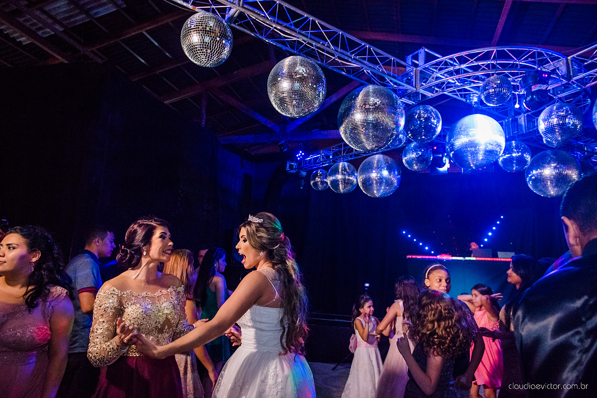 Lindo casamento com noivo e noiva vestido ensaio externo em Pedra Azul por fotógrafos de casamento de Vila Velha fotógrafos de casamento de Vitória fotógrafos de casamento de Serra Espirito Santo ES