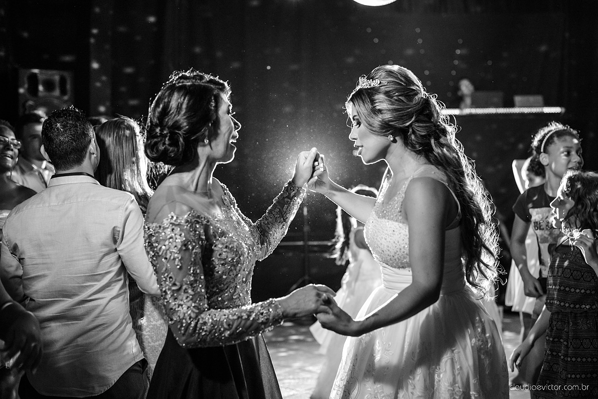 Lindo casamento com noivo e noiva vestido ensaio externo em Pedra Azul por fotógrafos de casamento de Vila Velha fotógrafos de casamento de Vitória fotógrafos de casamento de Serra Espirito Santo ES