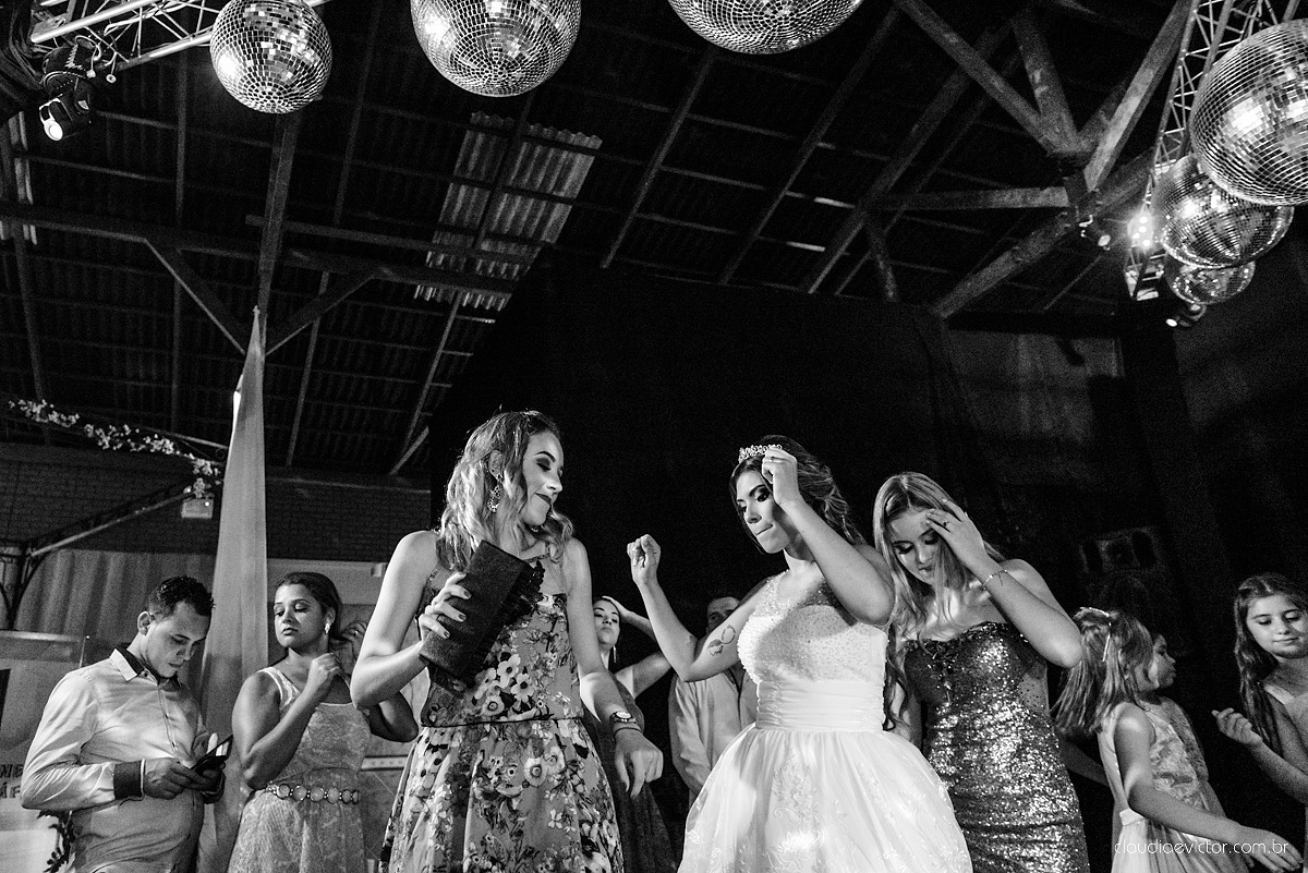 Lindo casamento com noivo e noiva vestido ensaio externo em Pedra Azul por fotógrafos de casamento de Vila Velha fotógrafos de casamento de Vitória fotógrafos de casamento de Serra Espirito Santo ES