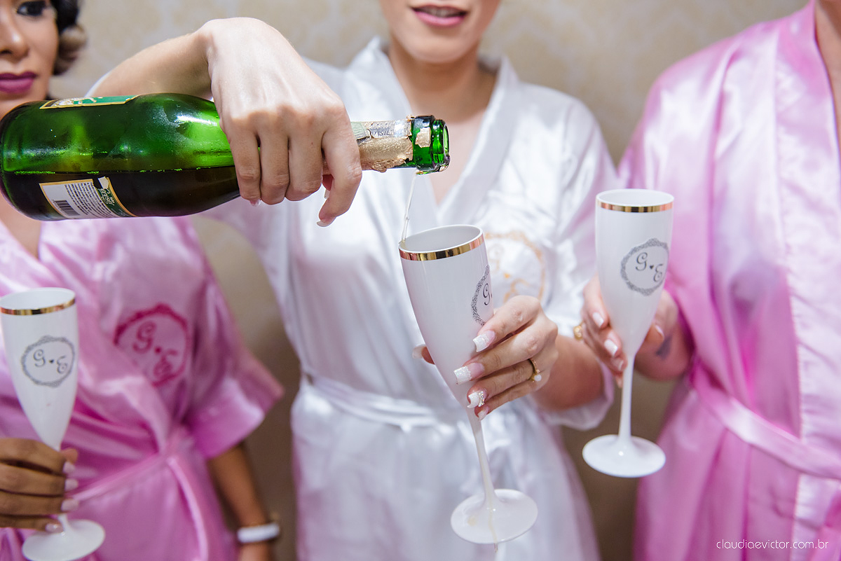 Lindo casamento com noivo e noiva vestido ensaio externo em Pedra Azul por fotógrafos de casamento de Vila Velha fotógrafos de casamento de Vitória fotógrafos de casamento de Serra Espirito Santo ES