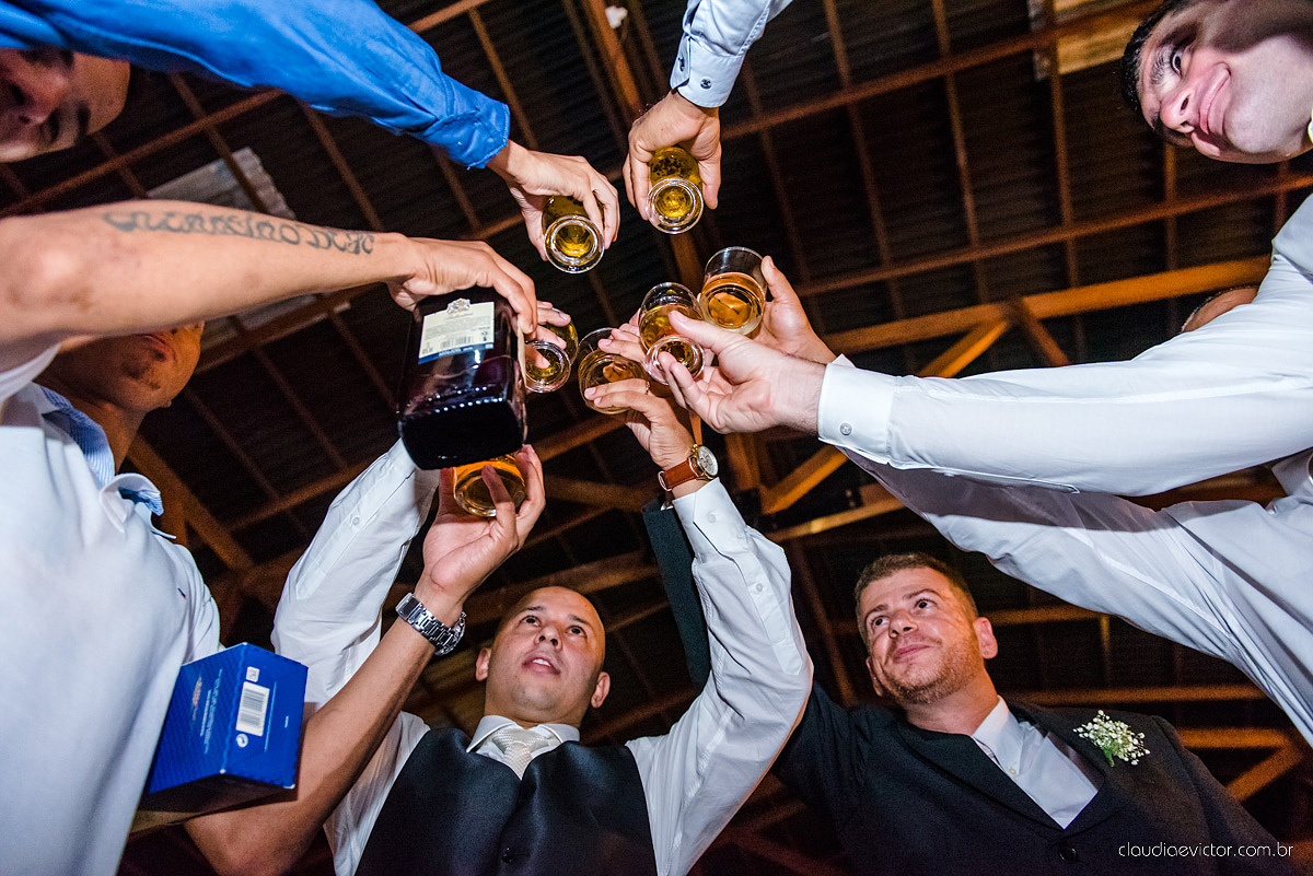 Lindo casamento com noivo e noiva vestido ensaio externo em Pedra Azul por fotógrafos de casamento de Vila Velha fotógrafos de casamento de Vitória fotógrafos de casamento de Serra Espirito Santo ES
