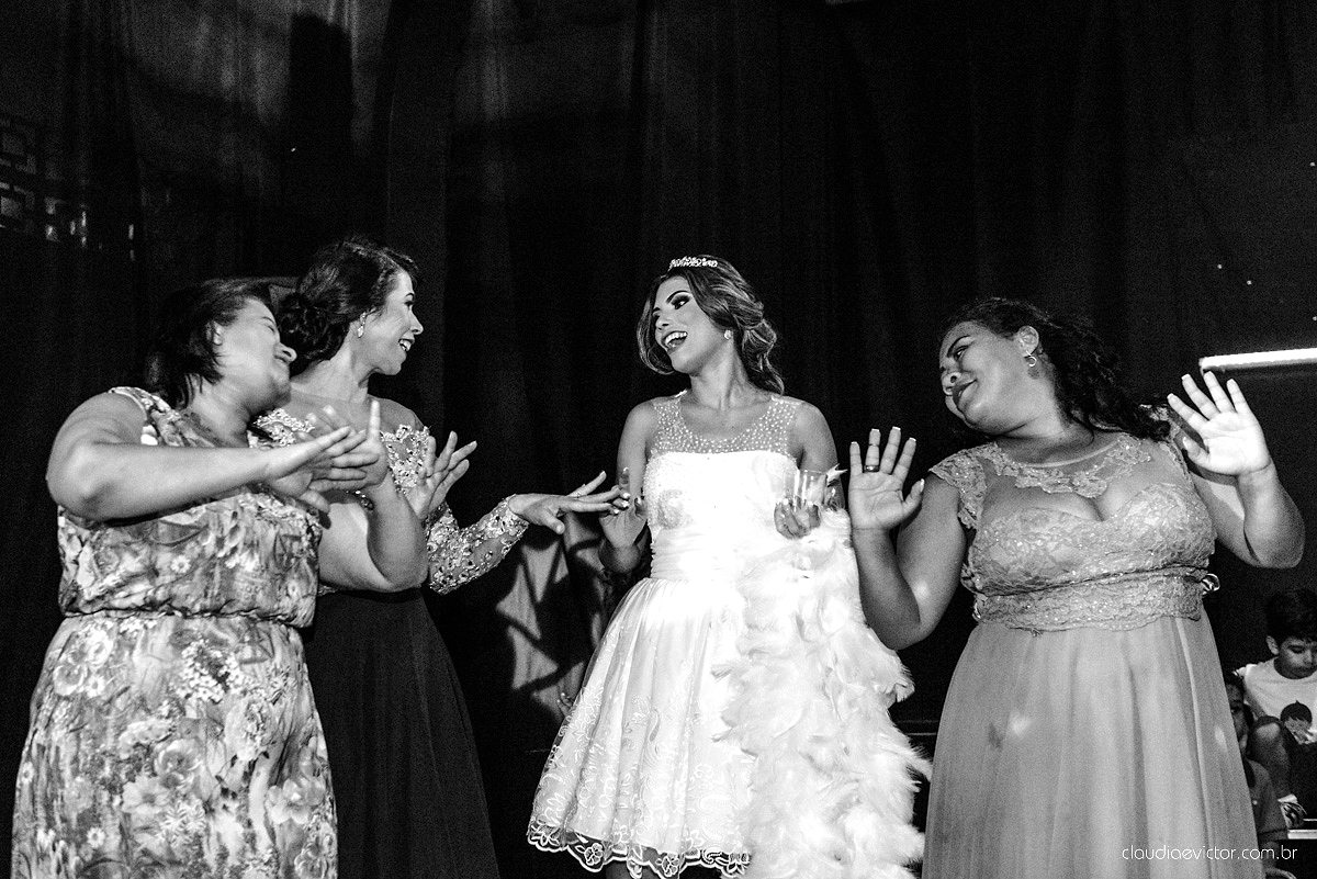 Lindo casamento com noivo e noiva vestido ensaio externo em Pedra Azul por fotógrafos de casamento de Vila Velha fotógrafos de casamento de Vitória fotógrafos de casamento de Serra Espirito Santo ES