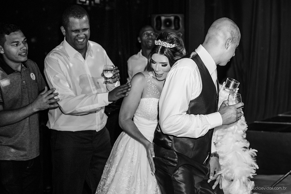 Lindo casamento com noivo e noiva vestido ensaio externo em Pedra Azul por fotógrafos de casamento de Vila Velha fotógrafos de casamento de Vitória fotógrafos de casamento de Serra Espirito Santo ES