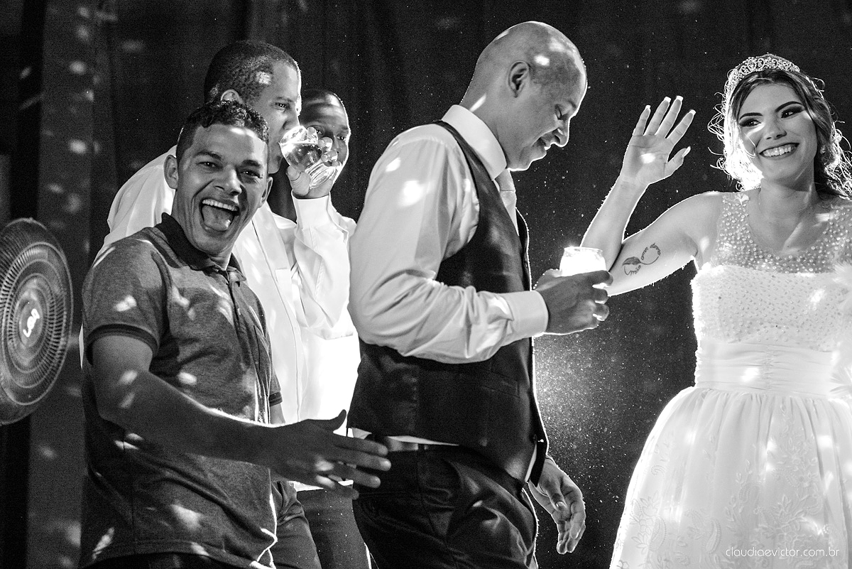 Lindo casamento com noivo e noiva vestido ensaio externo em Pedra Azul por fotógrafos de casamento de Vila Velha fotógrafos de casamento de Vitória fotógrafos de casamento de Serra Espirito Santo ES