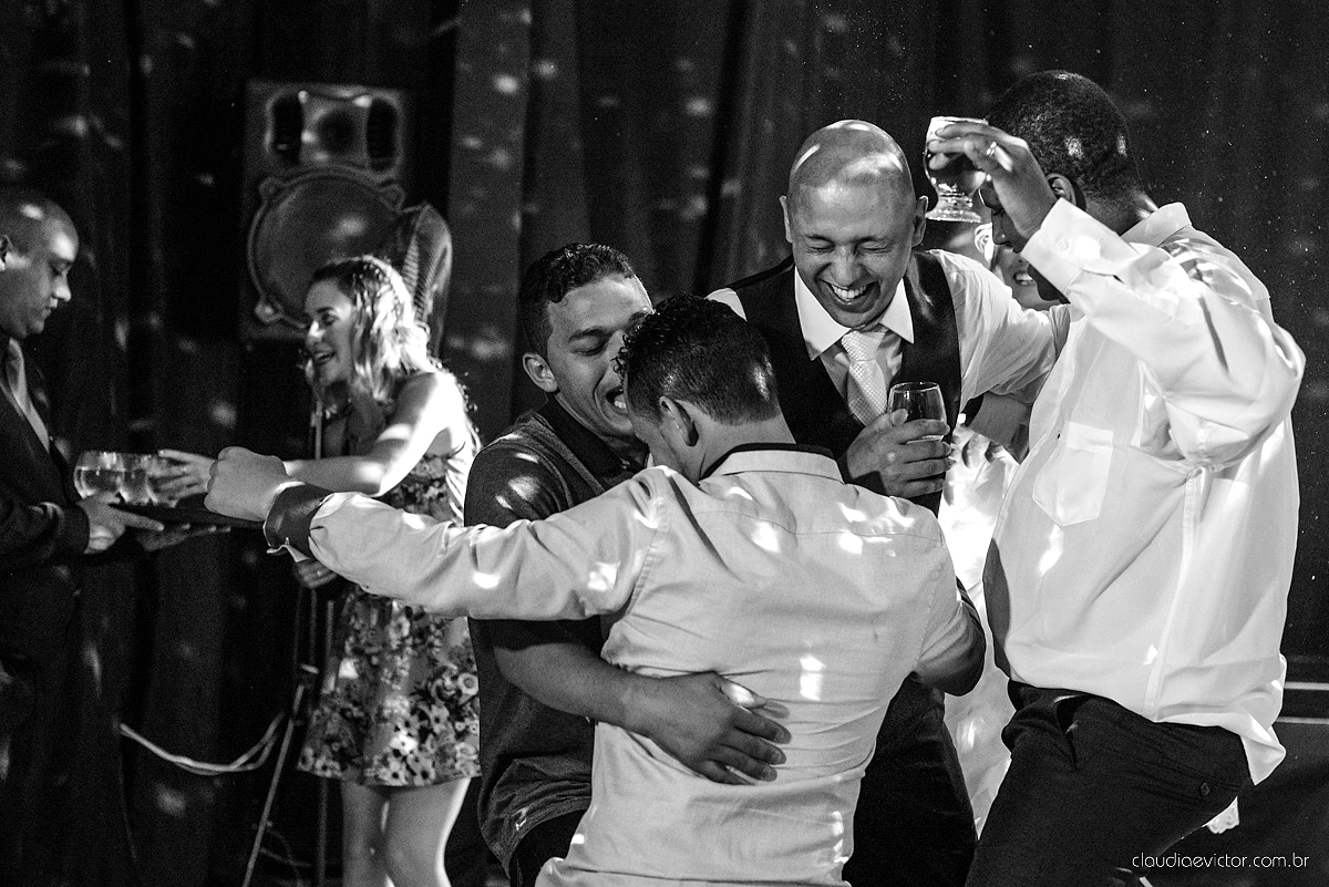 Lindo casamento com noivo e noiva vestido ensaio externo em Pedra Azul por fotógrafos de casamento de Vila Velha fotógrafos de casamento de Vitória fotógrafos de casamento de Serra Espirito Santo ES