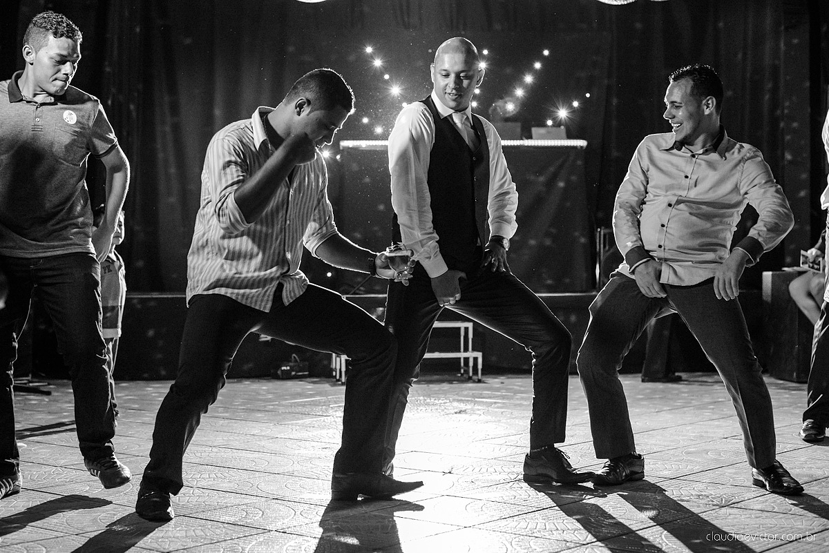 Lindo casamento com noivo e noiva vestido ensaio externo em Pedra Azul por fotógrafos de casamento de Vila Velha fotógrafos de casamento de Vitória fotógrafos de casamento de Serra Espirito Santo ES
