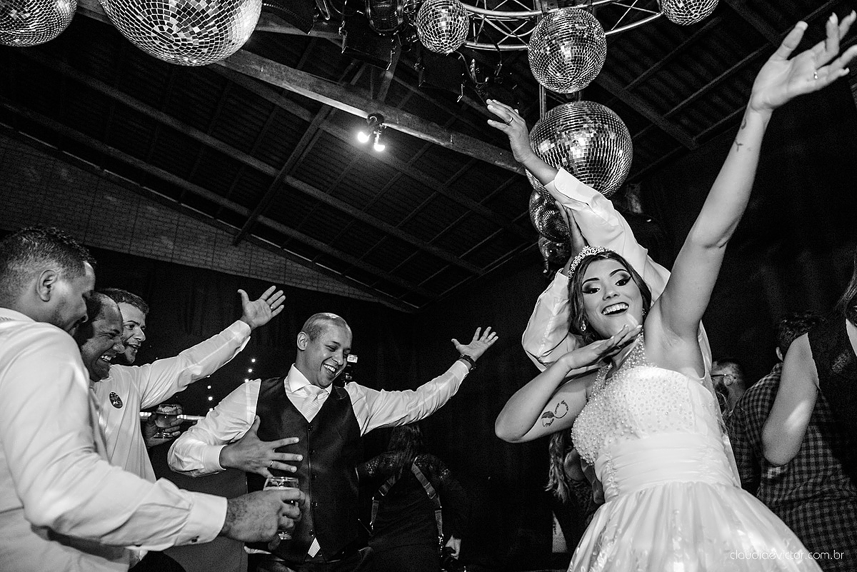 Lindo casamento com noivo e noiva vestido ensaio externo em Pedra Azul por fotógrafos de casamento de Vila Velha fotógrafos de casamento de Vitória fotógrafos de casamento de Serra Espirito Santo ES