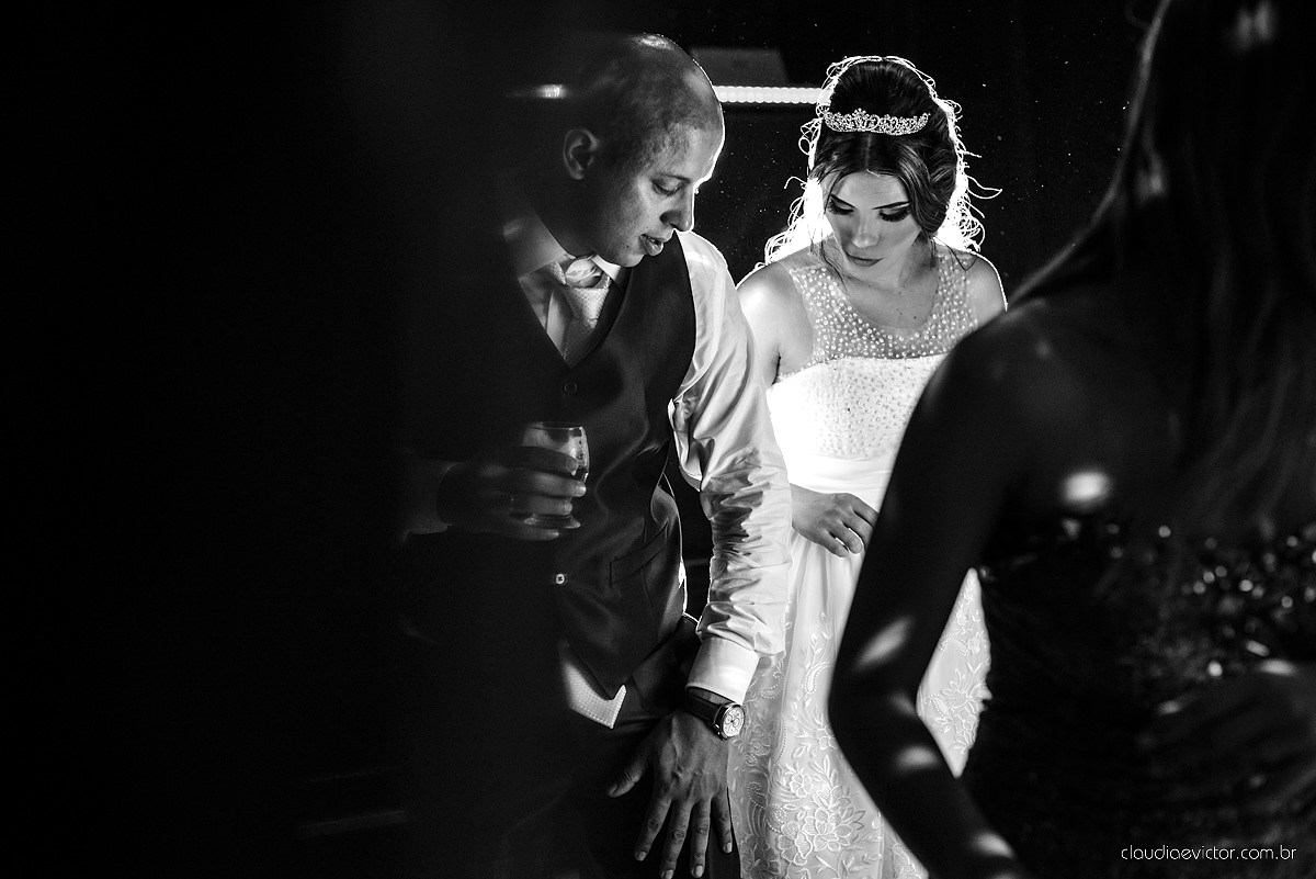 Lindo casamento com noivo e noiva vestido ensaio externo em Pedra Azul por fotógrafos de casamento de Vila Velha fotógrafos de casamento de Vitória fotógrafos de casamento de Serra Espirito Santo ES
