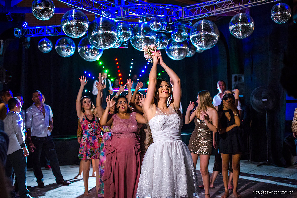 Lindo casamento com noivo e noiva vestido ensaio externo em Pedra Azul por fotógrafos de casamento de Vila Velha fotógrafos de casamento de Vitória fotógrafos de casamento de Serra Espirito Santo ES
