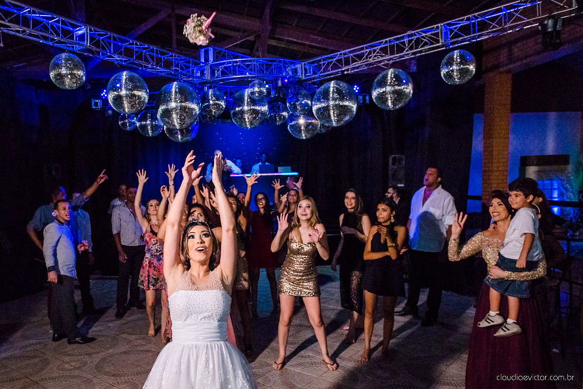 Lindo casamento com noivo e noiva vestido ensaio externo em Pedra Azul por fotógrafos de casamento de Vila Velha fotógrafos de casamento de Vitória fotógrafos de casamento de Serra Espirito Santo ES
