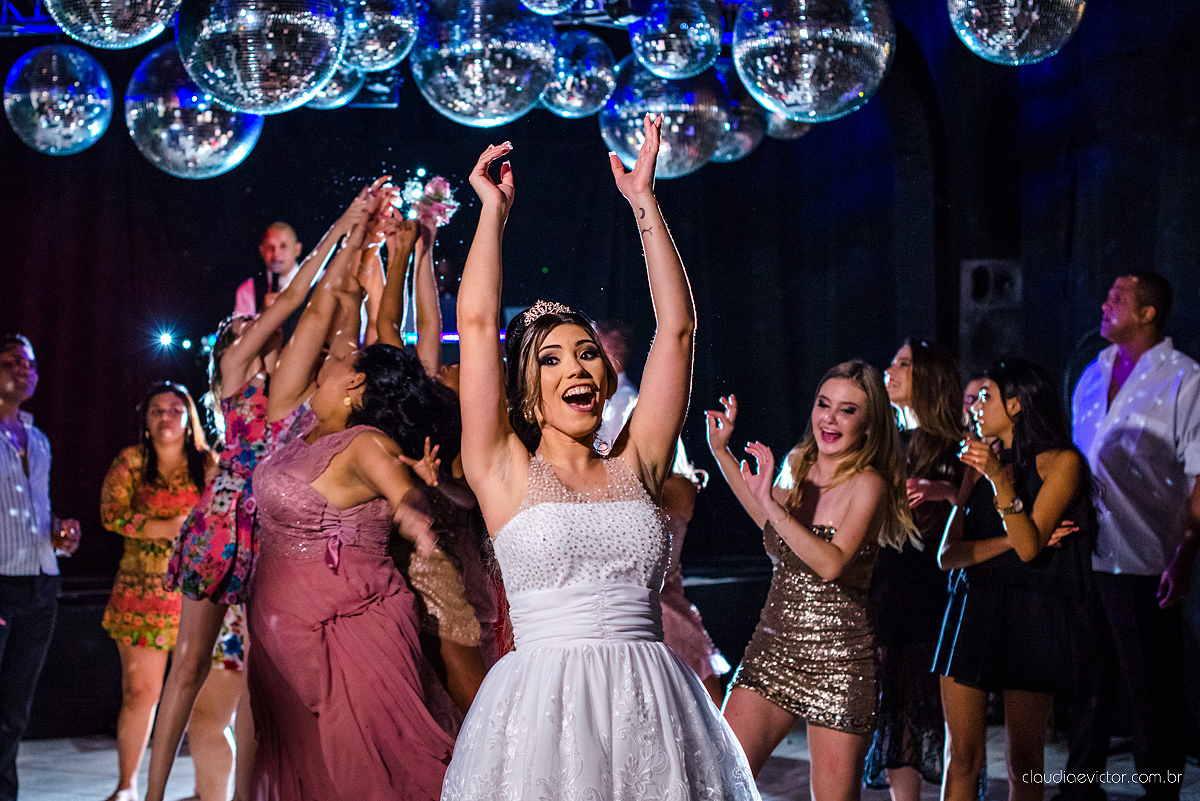 Lindo casamento com noivo e noiva vestido ensaio externo em Pedra Azul por fotógrafos de casamento de Vila Velha fotógrafos de casamento de Vitória fotógrafos de casamento de Serra Espirito Santo ES