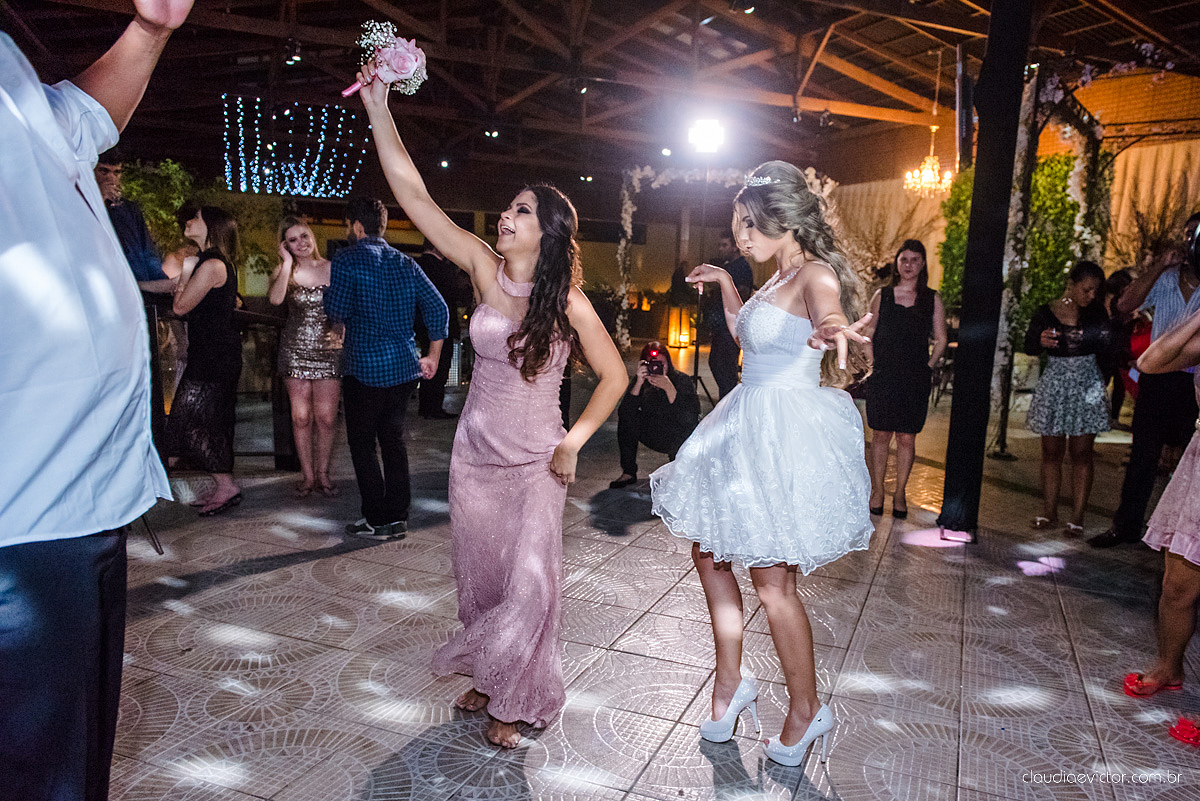 Lindo casamento com noivo e noiva vestido ensaio externo em Pedra Azul por fotógrafos de casamento de Vila Velha fotógrafos de casamento de Vitória fotógrafos de casamento de Serra Espirito Santo ES