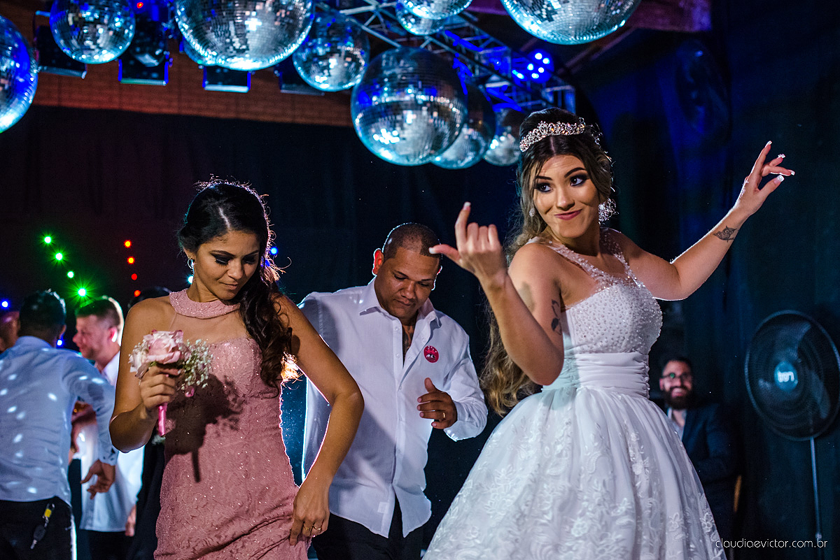 Lindo casamento com noivo e noiva vestido ensaio externo em Pedra Azul por fotógrafos de casamento de Vila Velha fotógrafos de casamento de Vitória fotógrafos de casamento de Serra Espirito Santo ES