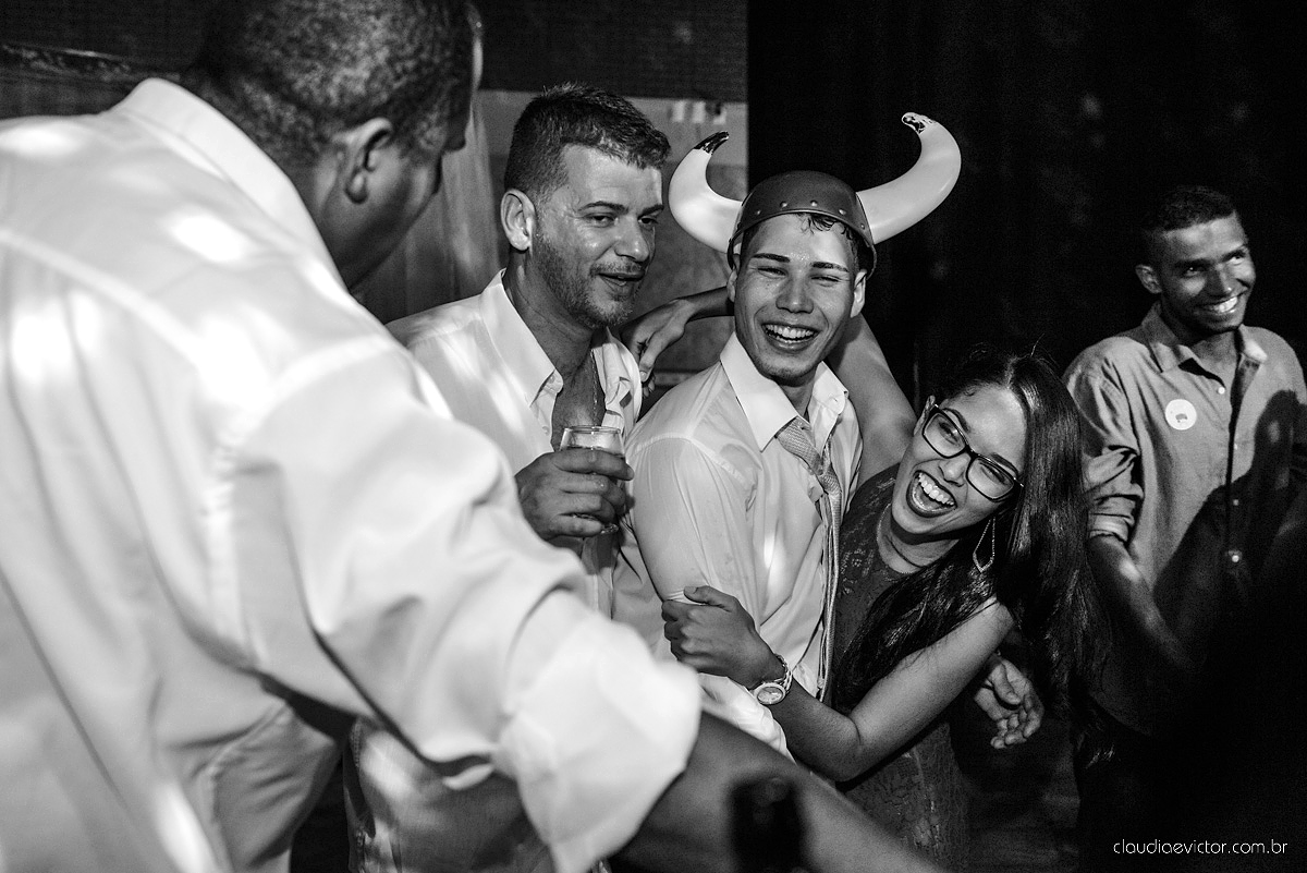 Lindo casamento com noivo e noiva vestido ensaio externo em Pedra Azul por fotógrafos de casamento de Vila Velha fotógrafos de casamento de Vitória fotógrafos de casamento de Serra Espirito Santo ES