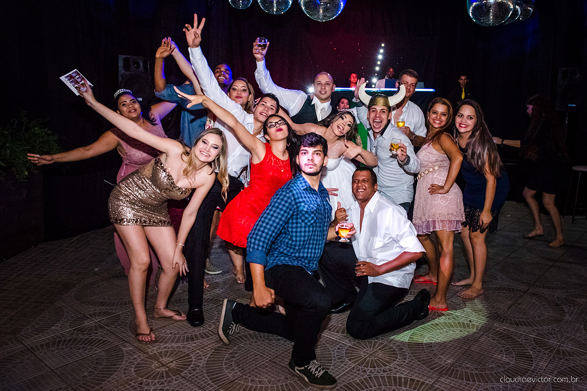 Lindo casamento com noivo e noiva vestido ensaio externo em Pedra Azul por fotógrafos de casamento de Vila Velha fotógrafos de casamento de Vitória fotógrafos de casamento de Serra Espirito Santo ES