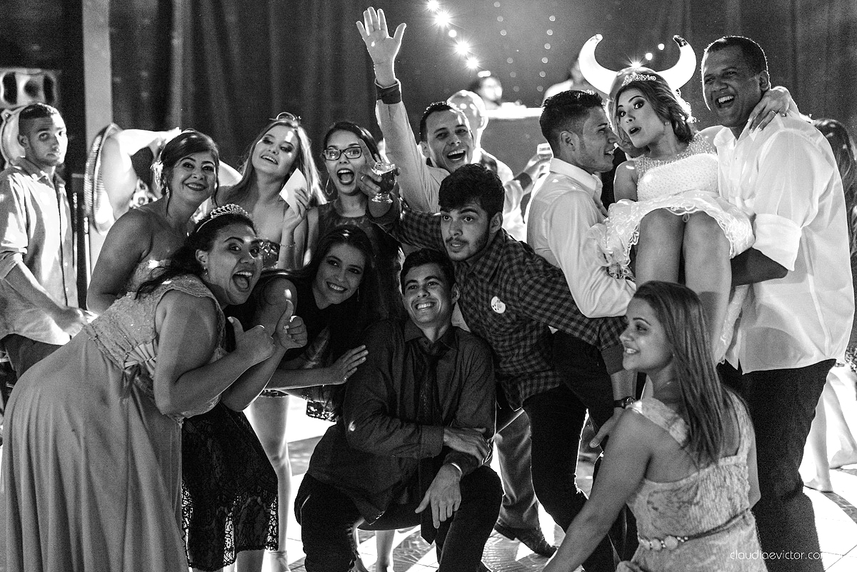 Lindo casamento com noivo e noiva vestido ensaio externo em Pedra Azul por fotógrafos de casamento de Vila Velha fotógrafos de casamento de Vitória fotógrafos de casamento de Serra Espirito Santo ES