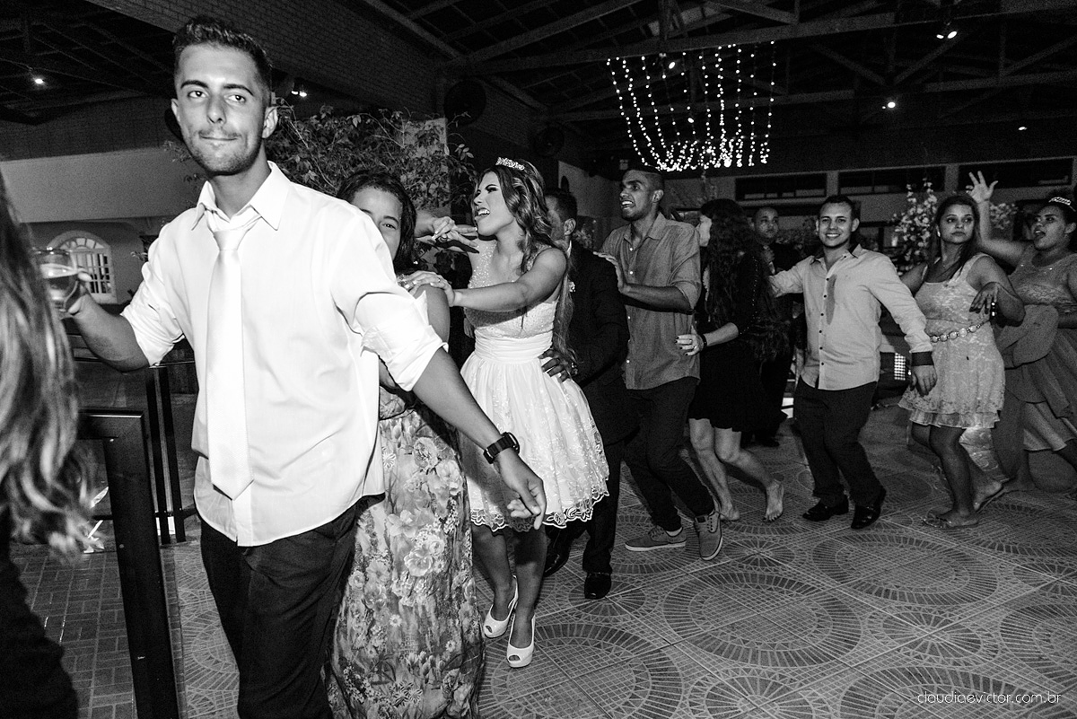 Lindo casamento com noivo e noiva vestido ensaio externo em Pedra Azul por fotógrafos de casamento de Vila Velha fotógrafos de casamento de Vitória fotógrafos de casamento de Serra Espirito Santo ES